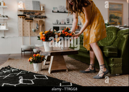 Fleurs fleuriste organiser en pot sur table au store Banque D'Images