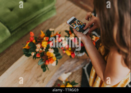 Portrait de la photographie fleuriste bouquet avec smart phone at store Banque D'Images