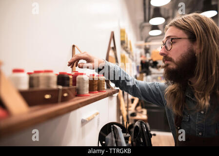 Shoemaker choisir sur le plateau du tiroir d'atelier Banque D'Images