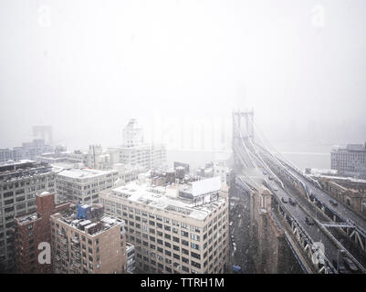 High angle view of Manhattan Bridge en ville pendant les chutes de neige Banque D'Images