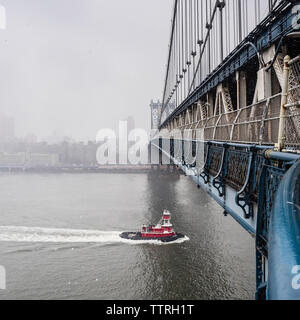 Pont au-dessus de Manhattan East River contre ciel lors de temps de brouillard Banque D'Images