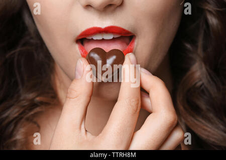 Girl eating chocolate, gros plan Banque D'Images