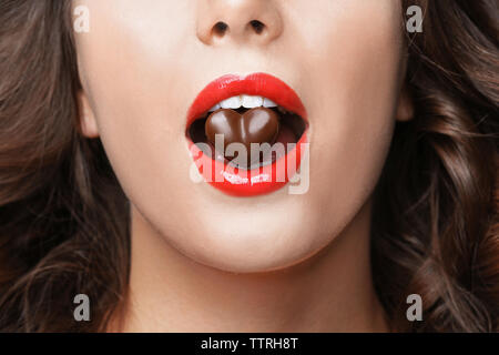 Girl eating chocolate, gros plan Banque D'Images