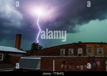 Low angle view of lightning plus ancienne usine en ville Banque D'Images