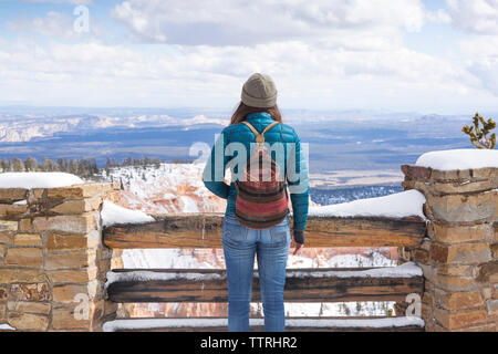 Vue arrière du backpacker debout contre ciel nuageux à Bryce Canyon National Park Banque D'Images