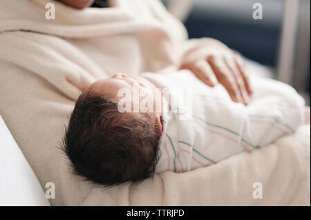 Portrait de mère portant nouveau-né à l'hôpital Banque D'Images