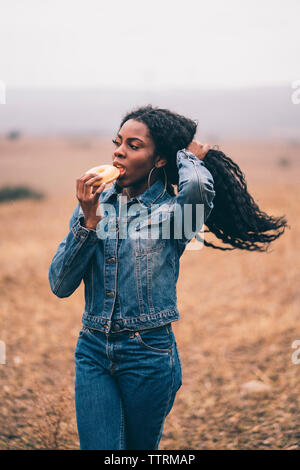 Portrait femme africaine de manger un petit pain sucré. Banque D'Images