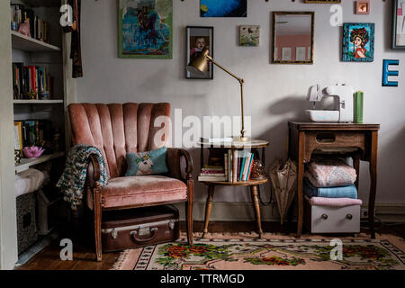 Meubles avec des décorations et des livres disposés à la maison Banque D'Images