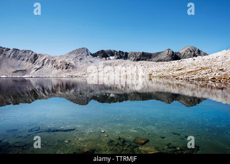 Vue panoramique du lac et montagne contre ciel clair Banque D'Images