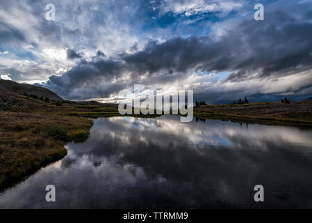 Vue panoramique du lac contre ciel nuageux Banque D'Images