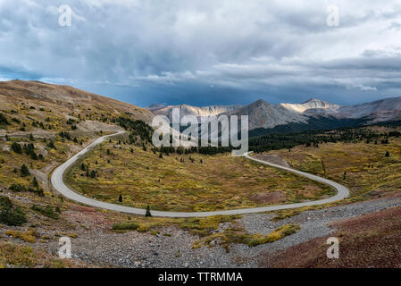 Vue panoramique du col de Cottonwood contre ciel nuageux Banque D'Images