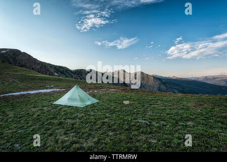 Avis de tente sur mountain against sky Banque D'Images