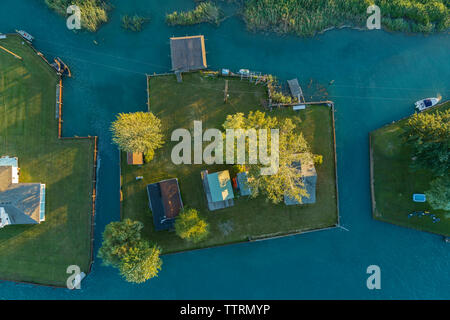 Maisons dans l'estuaire de la rivière Sainte-Claire, au Michigan Banque D'Images