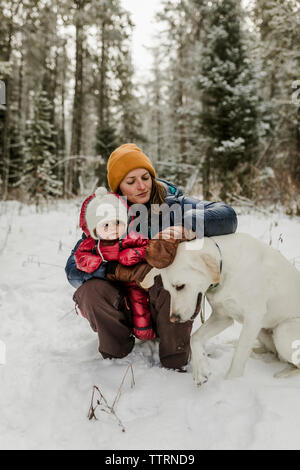 Mère fille avec chien de ferme en forêt durant l'hiver Banque D'Images