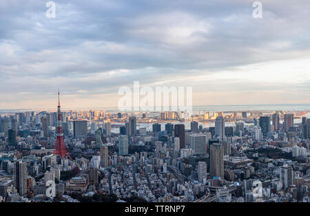 Vue aérienne de la Tour de Tokyo au milieu de ville contre ciel nuageux Banque D'Images