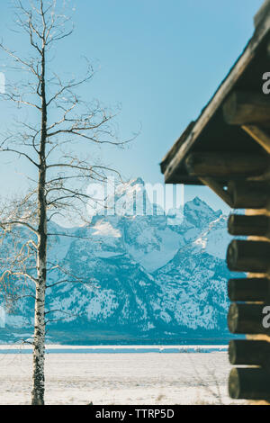 Incroyable sur la montagne sur une journée d'hiver ensoleillée d'un vieux chalet en bois Banque D'Images