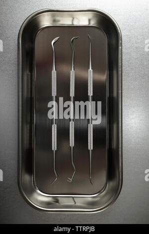 Vue supérieure de l'équipement dentaire dans le bac sur la table Banque D'Images