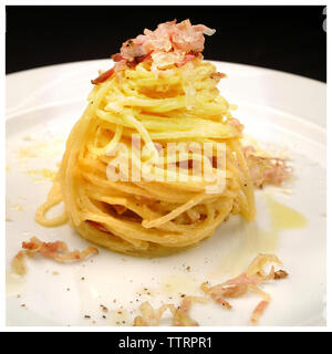 Recettes de cuisine italienne traditionnelle, le spaghetti alla carbonara avec œufs, bacon, fromage pecorino Banque D'Images