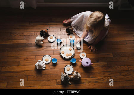 High angle view of girl jouant avec des jouets à la maison Banque D'Images