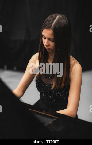 Jeune femme multiraciale jouant sur le piano classique. Banque D'Images