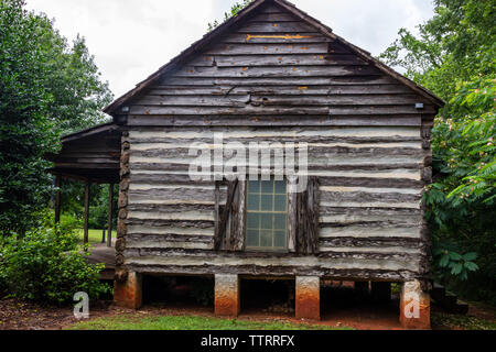 McDonough, Géorgie / USA - 9 juin 2019 : Le Turner Clements log cabin, original construit dans les années 1820 et l'un des plus anciens édifices de Henry Comté. Banque D'Images