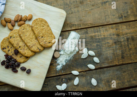 High angle view of food avec table en bois sur planche à découper Banque D'Images