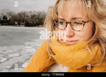 Portrait de femme blonde avec des lunettes en voyant le sourire de l'eau Banque D'Images