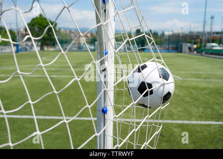 Ballon de soccer frappant contre net sky Banque D'Images