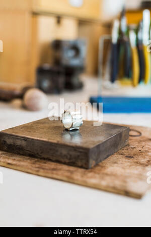 Close-up de l'anneau argent sur métal dans l'atelier Banque D'Images