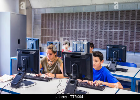 High angle view of teacher in classroom Banque D'Images