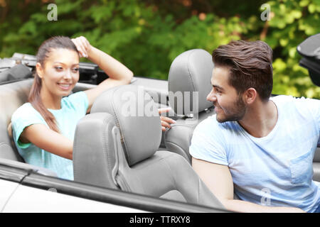 Beautiful couple in car on road trip Banque D'Images