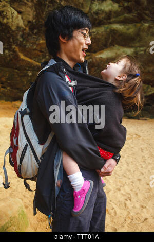 Portrait d'un père heureux avec sa petite fille dans son manteau Banque D'Images