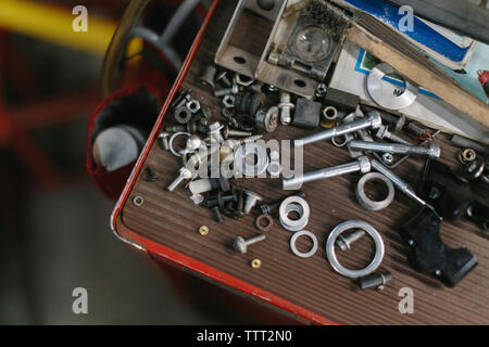 Close-up des outils de travail sur tableau de l'atelier de réparation automobile Banque D'Images