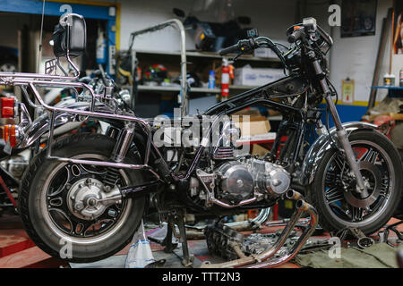 Close-up de vieille moto in auto repair shop Banque D'Images