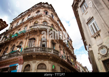 Low angle view of old residential building against sky Banque D'Images