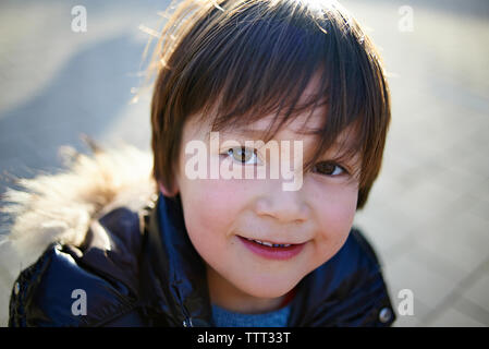 High angle portrait of boy standing on sentier Banque D'Images