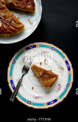 Vue de dessus de tarte aux pommes servi dans la plaque avec la fourchette sur la table Banque D'Images