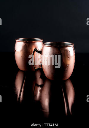 Close-up of Moscow mules sur fond noir Banque D'Images