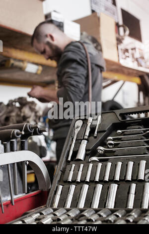 Close-up de la boîte à outils avec owner standing in Banque D'Images