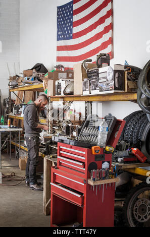 Travailleur manuel travailler chez auto repair shop Banque D'Images