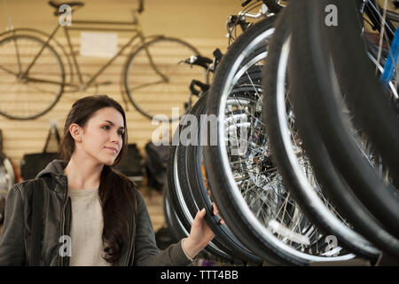 Femme de l'analyse des vélos à stocker Banque D'Images