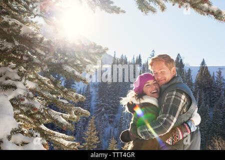 Middle standing in snowy forest contre ciel clair Banque D'Images