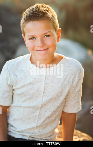 Close-up portrait of boy sitting outdoors Banque D'Images