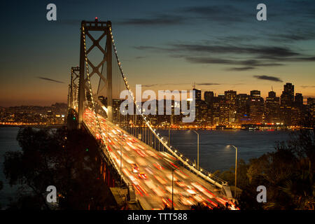 Blurred motion de véhicules sur Oakland Bay Bridge at night Banque D'Images