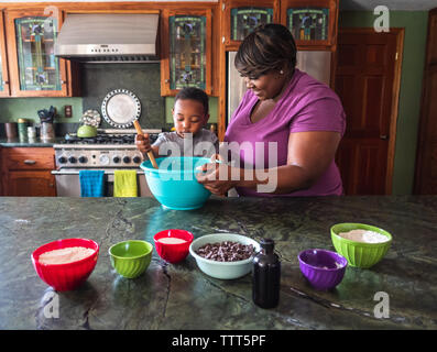 La mère et le fils des cookies Banque D'Images