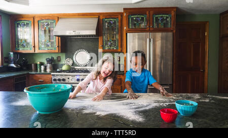 Kids un désordre dans la cuisine Banque D'Images