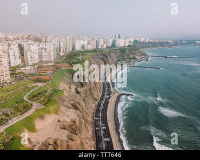 Vue aérienne de la côte Costa Verde, à Lima, Pérou Banque D'Images