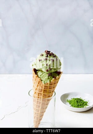 Close-up of ice cream cone en verre à boire sur la table Banque D'Images