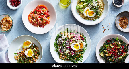 Portrait de divers aliments servis dans les assiettes sur la table Banque D'Images
