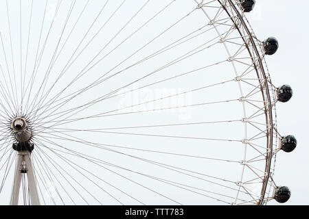 Low angle view of London Eye contre ciel clair Banque D'Images